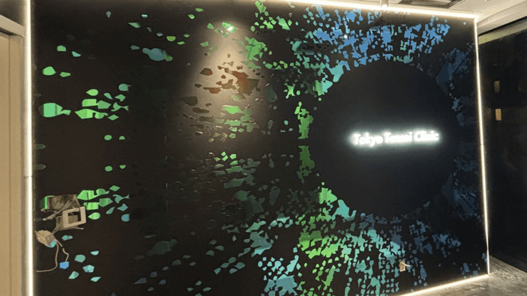 大阪市,東京テンセイクリニック,樹脂製表面側面発行サイン,ミラー装飾フィルム